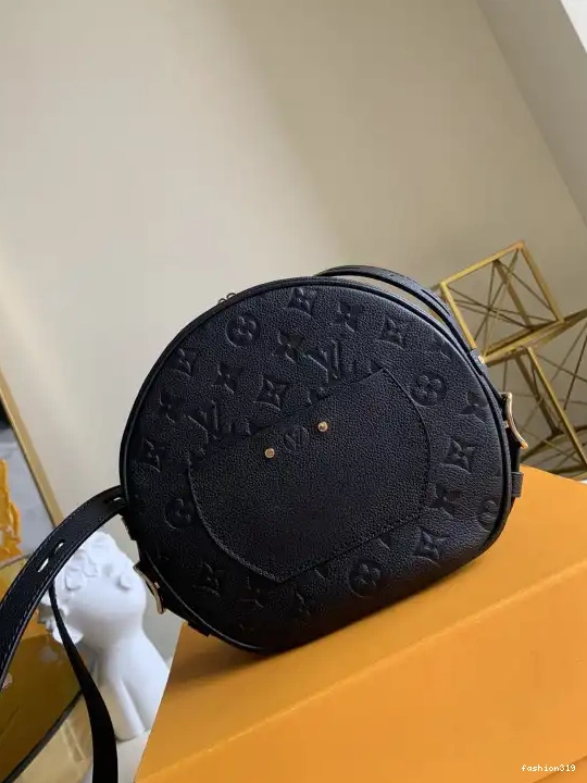 LOUIS CHAPEAU BOITE MM VUITTON SOUPLE 0412